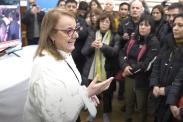 «No tenemos que responder con intolerancia» dijo la gobernadora Alicia Kirchner al borde de las lágrimas