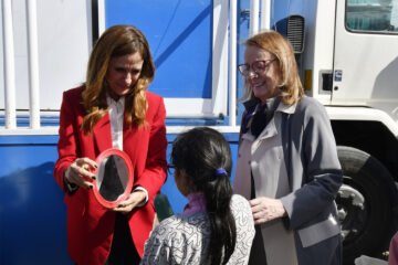 Alicia Kirchner y la ministro Tolosa Paz entregaron lentes a estudiantes de primaria
