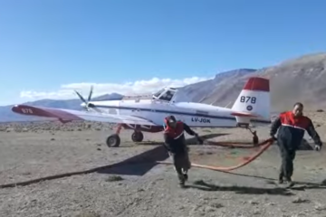 El avión hidrante en plena faena: ya realizó cinco disparos de agua sobre el foco del incendio en Vuelta al Huemul