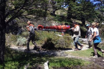 Tras las muerte de cinco escaladores y una sucesión de incendios forestales, alertan que los equipos de rescate están al límite