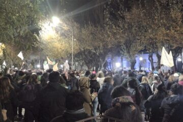 Con una marcha de antorchas, los maestros reclamaron frente a Casa de Gobierno