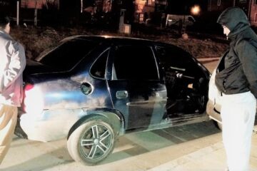 La policía los detuvo minutos después de que asaltaran a un joven a la salida de un cajero